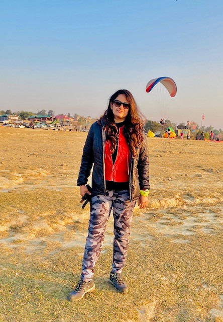 Picture of Rakhee in front of paragliders